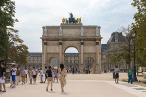 People walking near the Arc de Triomphe du Carrousel on a sunny day in Paris. jigsaw puzzle