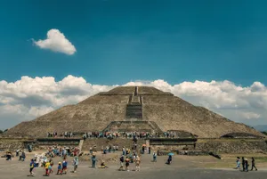 Crowds gather at the iconic Pyramid of the Sun in Teotihuacan under a clear blue sky. jigsaw puzzle