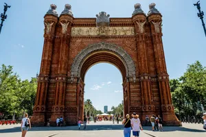 Explore the historic Arc de Triomf in Barcelona on a bright sunny day, showcasing its intricate architecture and vibrant atmosphere. jigsaw puzzle