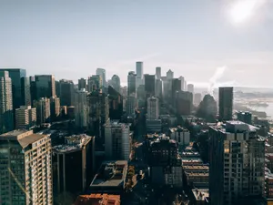 Explore a stunning aerial view of Seattle, highlighting its iconic skyline on a bright, sunny day. jigsaw puzzle