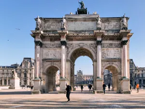 The iconic Arc de Triomphe du Carrousel at the Louvre in Paris, surrounded by tourists. jigsaw puzzle