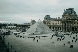 The iconic glass pyramid at the Louvre Museum in Paris during daytime. jigsaw puzzle