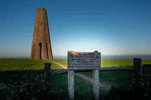 The Daymark, a navigational tower in England, stands tall against a clear blue sky. jigsaw puzzle
