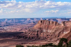 Breathtaking view of a canyon in Utah, showcasing rich geological formations under a bright sky. jigsaw puzzle