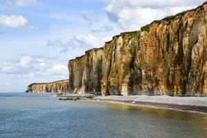 Stunning view of the iconic cliffs of Étretat, Normandy, showcasing natural beauty and dramatic scenery. jigsaw puzzle