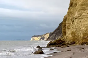 Dramatic cliffs and peaceful seashore along the Ecuadorian coast in Jama, Manabí. jigsaw puzzle