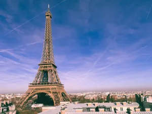 A stunning view of the Eiffel Tower under a bright blue sky in Paris, France. jigsaw puzzle