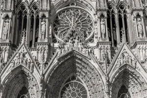 Intricate facade of Reims Cathedral captured in monochrome, highlighting gothic architecture's detailed craftsmanship. jigsaw puzzle