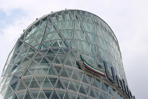 Close-up view of a modern glass skyscraper in Milan, Italy, showcasing architectural details. jigsaw puzzle