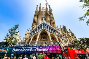 Vibrant scene of tourists at Sagrada Familia in Barcelona, Spain. jigsaw puzzle