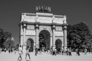 Monochrome capture of the Arc de Triomphe du Carrousel in Paris, bustling with tourists. jigsaw puzzle