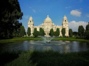 Stunning view of Victoria Memorial in Kolkata, featuring a fountain and lush greenery. jigsaw puzzle